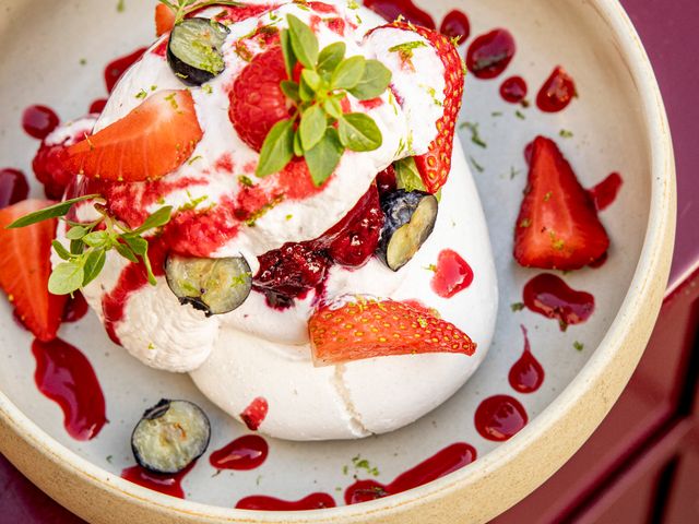 Auteuil Brasserie Pavlova fruits rouges